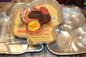 lot 122 image: Wilton Cake Pans - Turkey, Cat wPumpkin and R2D2