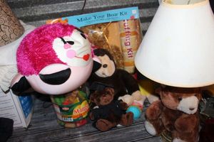 lot 99 image: Childrens Room Decorations and Stuffed Animals
