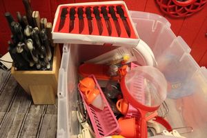 lot 30 image: Butcher Block with Knives, Steak Knives and other Kitchenware Items and Gadgets