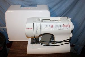 lot 50 image: Singer Sewing Machine with Cover Model 6423