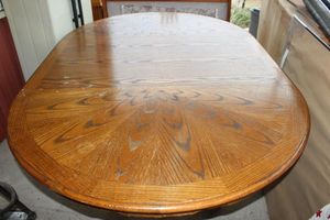 lot 41 image: Heavy Duty Oak Dinning Table with Expandable Leaf