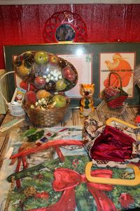 lot 75 image: Christmas Home Dcor