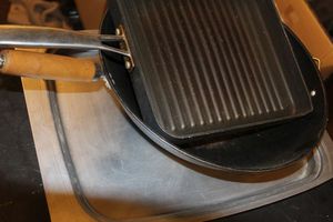 lot 280 image: Stovetop Frying Pan, Griddle and serving Tray