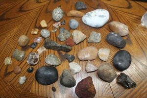 lot 304 image: Selection of a Variety of Stones see photos
