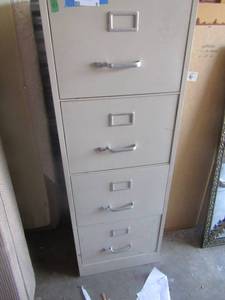 lot 5 image: 4 drawer white filing cabinet with empty files (BW 1)