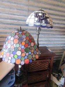 lot 18 image: UK  ( University of Kentucky) Stainglass Table Lamp, Stainglass various color bubble table lamp (Dallas)