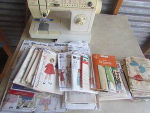 lot 19 image: Singer Merritt 4538 sewing machine comes with various simplicity dress patterns and more (helton)