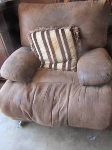 lot 23 image: Over sized brown recliner (BW 1)