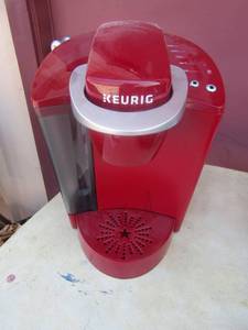 lot 43 image: red Kureig used like new condition ( helton)