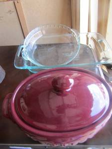 lot 73 image: Small red crock pot cooker with lid, lean mean grilling machine, glass pie plate and casserole dish