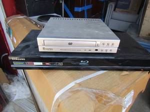 lot 86 image: Cyber home DVD player-- Samsung blue ray player both unknown working conditions
