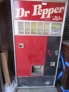 lot 89 image: Vintage Dr. pepper vending machine key included, coins only