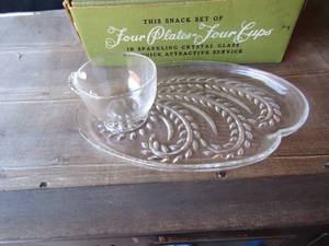 lot 101 image: Hospitality snack set of 4 cups and plates NIB
