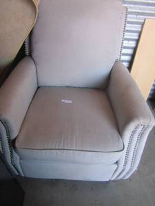 lot 113 image: Grey recliner with beaded edges very nice and comfy