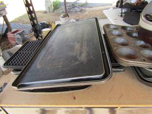 lot 138 image: Lot of griddles and baking pans (ST)