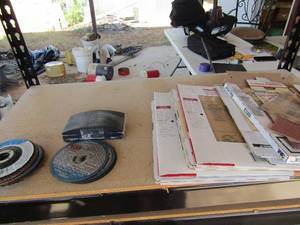 lot 158 image: lot of various sanding paper and a sanding block and some grinding  wheels (ST)