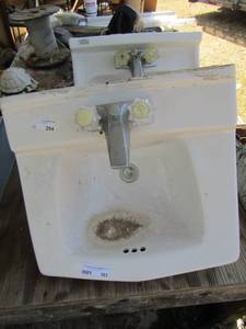 lot 163 image: 2 older model bathroom sinks, previously used but still has lots of life (ST)