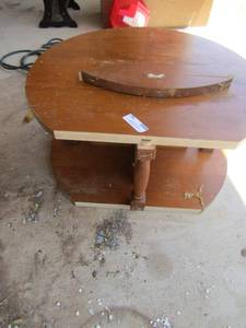 lot 182 image: 1327 Round  Living room table, needs minor repair - glue  easy fix (ST)
