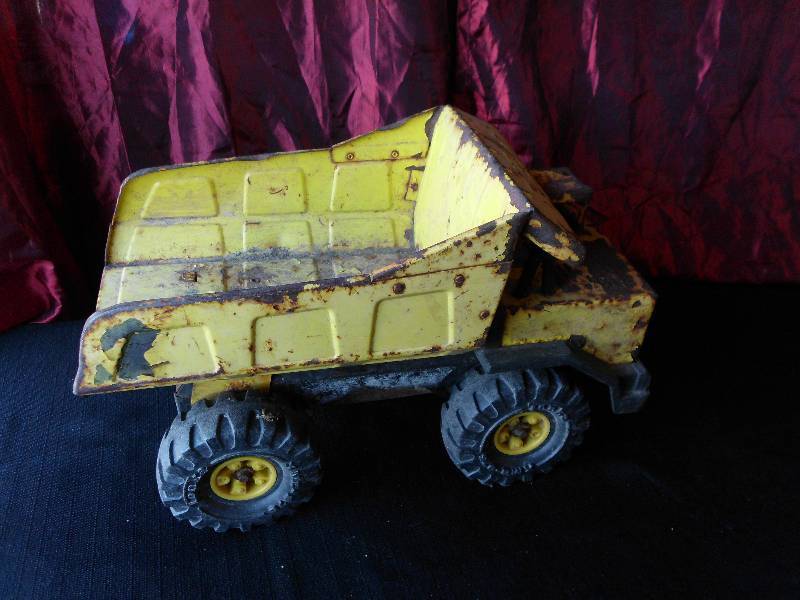 lot 111 image: VINTAGE TONKA TRUCK