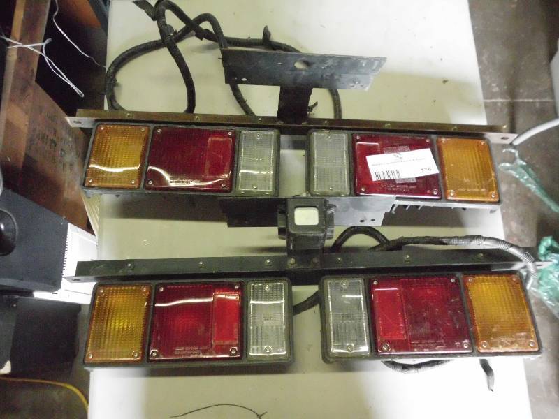 lot 174 image: TOW LIGHTS (2)