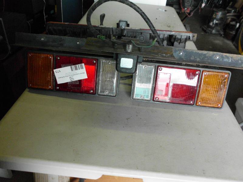 lot 173 image: TOW LIGHTS (1)