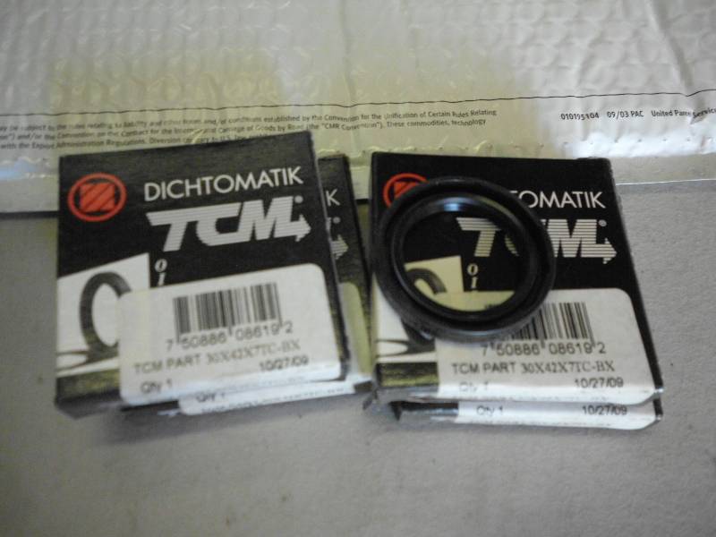 lot 134 image: DICTHOMATIK OIL SEALS