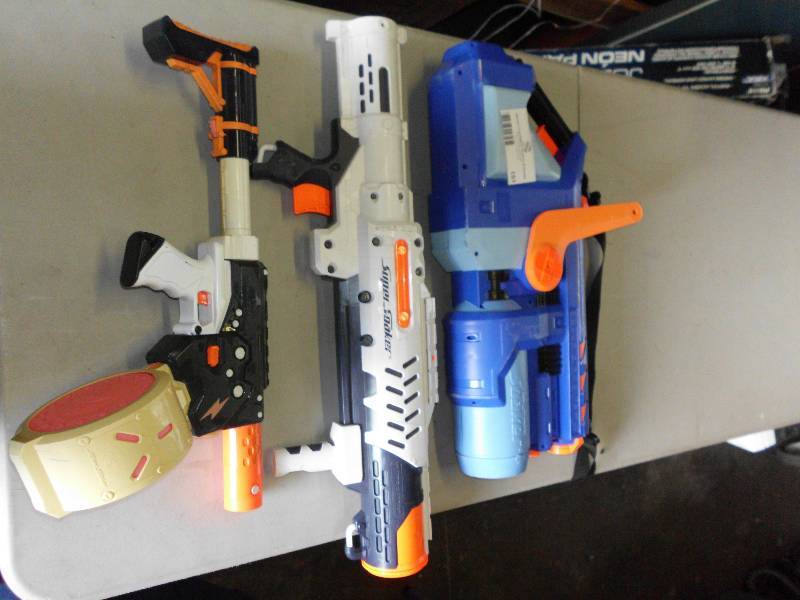 lot 151 image: WATER GUNS