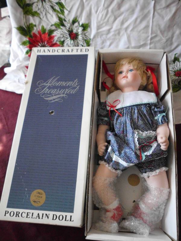 lot 6 image: PORCELAIN DOLLS