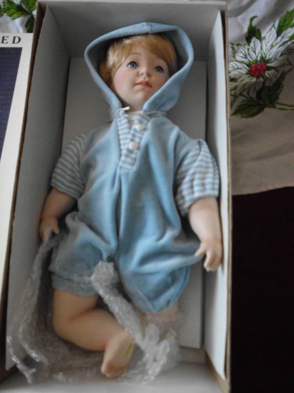 lot 7 image: PORCELAIN DOLLS