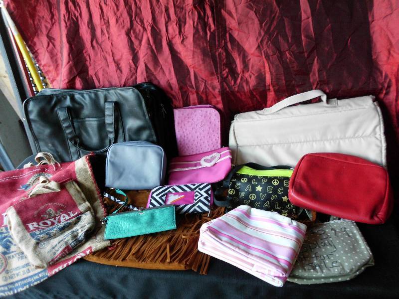 lot 14 image: LAPTOP BAGS