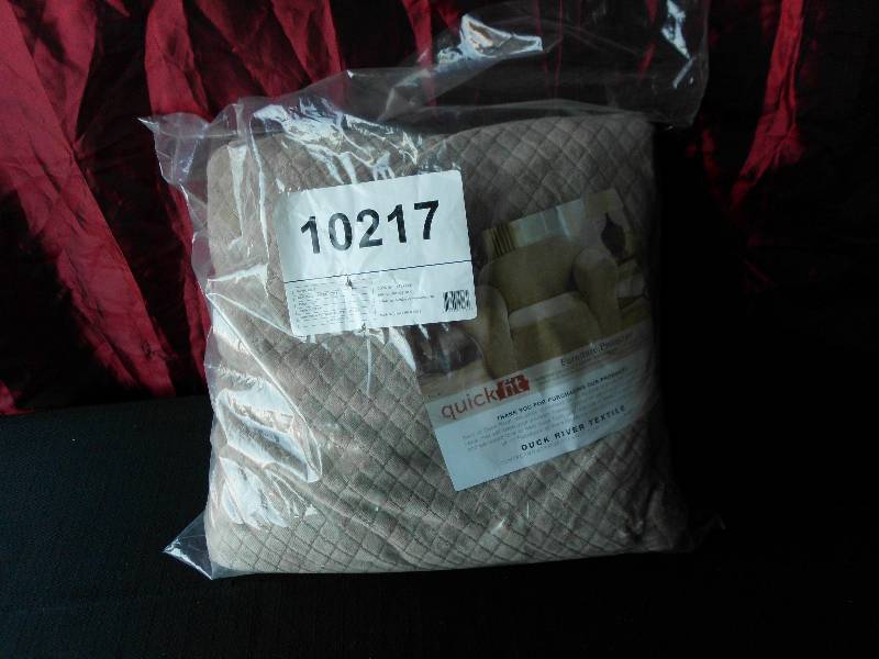 lot 16 image: VELVET CHAIR COVER