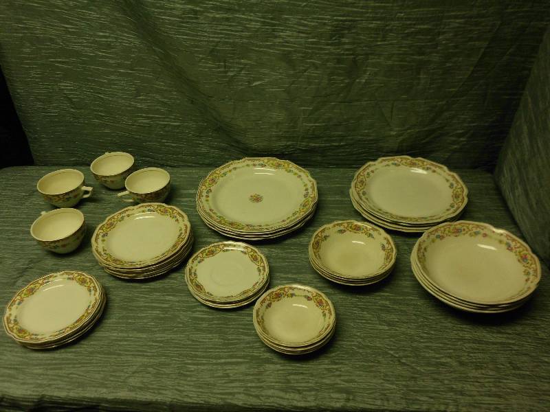 lot 37 image: CHINA DISH SET