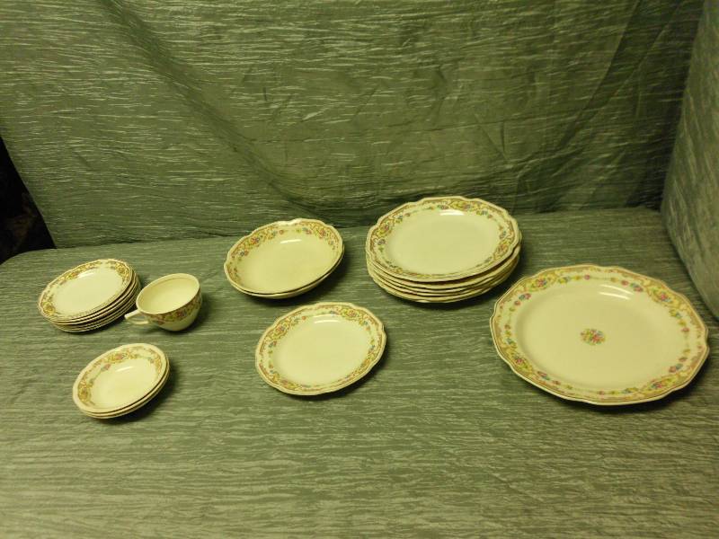 lot 39 image: CHINA DISH SET