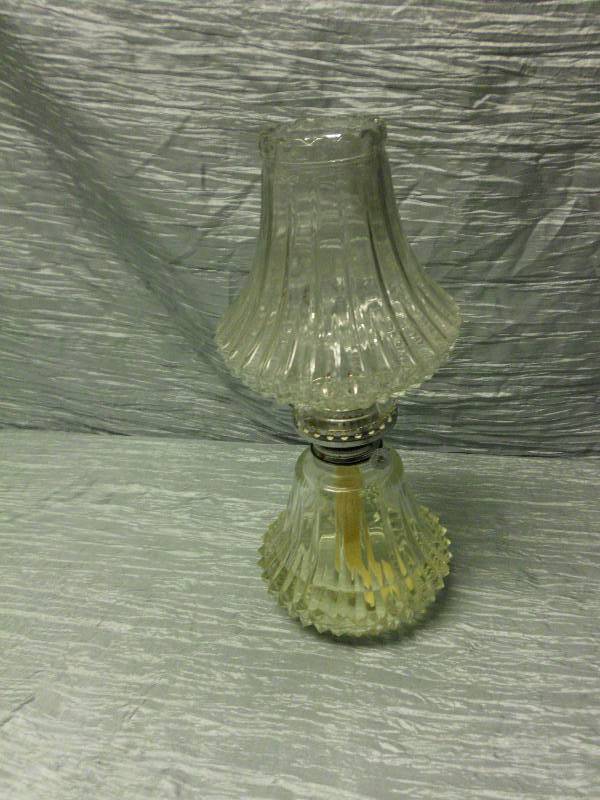 lot 43 image: VINTAGE KEROSINE LAMP