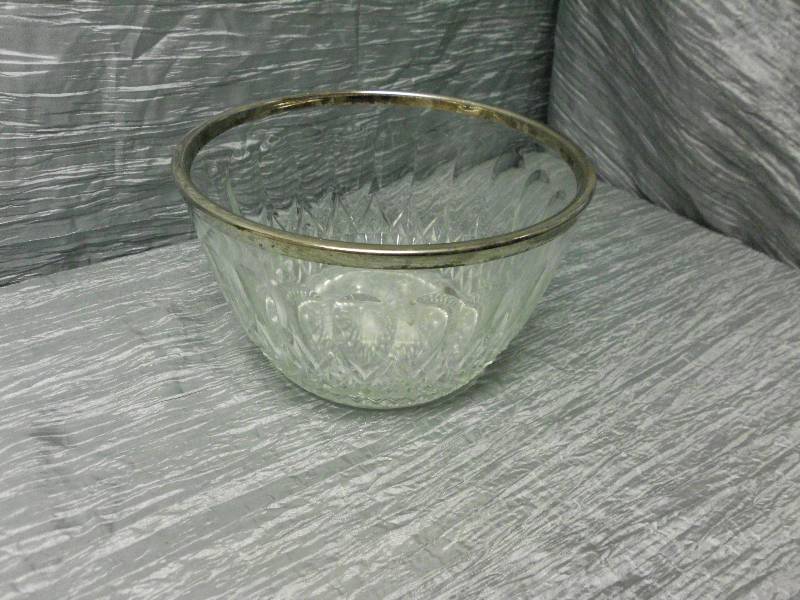 lot 49 image: VINTAGE GLASS BOWL