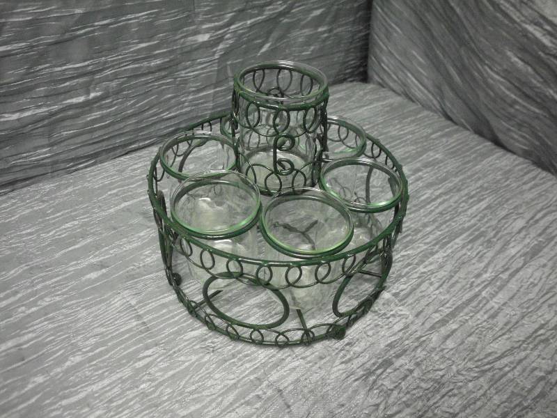 lot 51 image: GLASS RACK WITH GLASSES