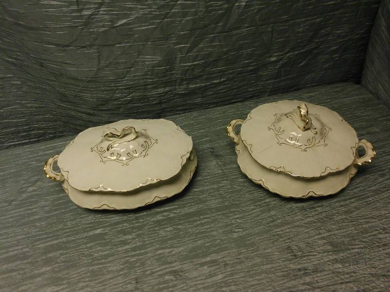 lot 52 image: VINTAGE CASSEROLE DISH