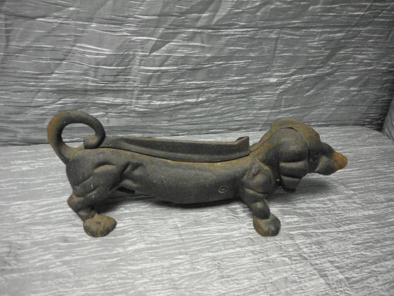 lot 98 image: VINTAGE CAST IRON BOOT SCRAPER