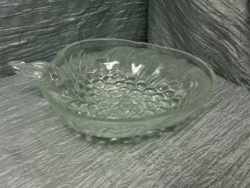 lot 100 image: APPLE SHAPED GLASS SERVING BOWL