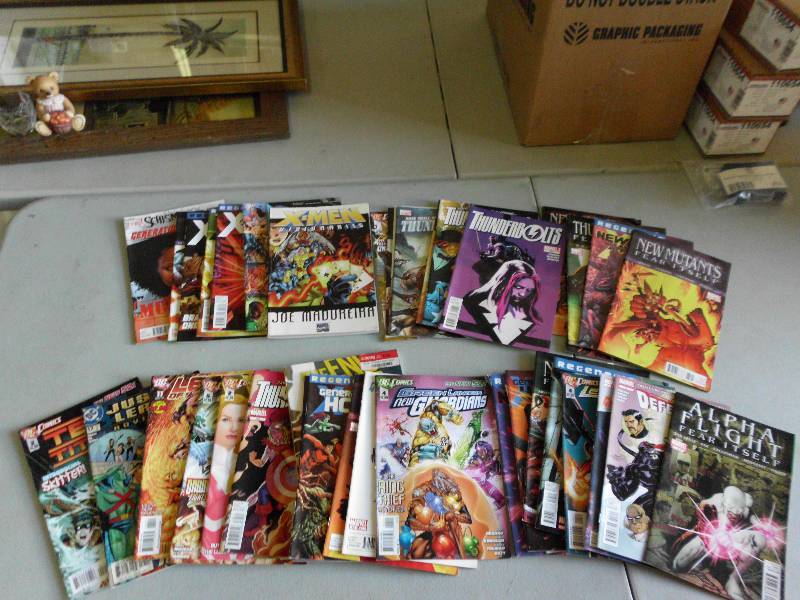 lot 213 image: CO0MIC BOOK LOT