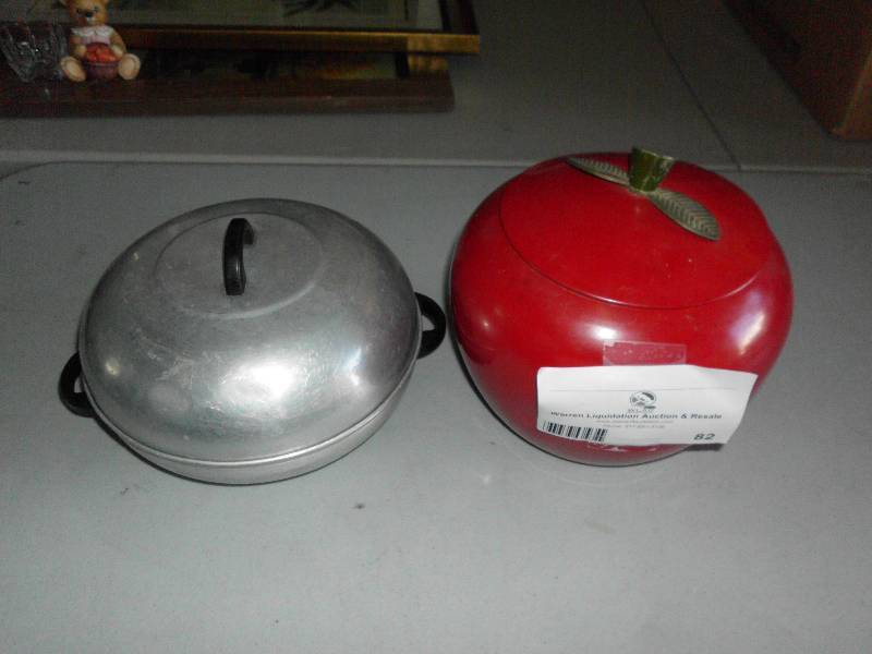 lot 82 image: APPLE SHAPE COOKIE TIN