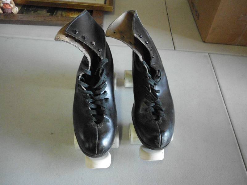 lot 220 image: ROLLER SKATES