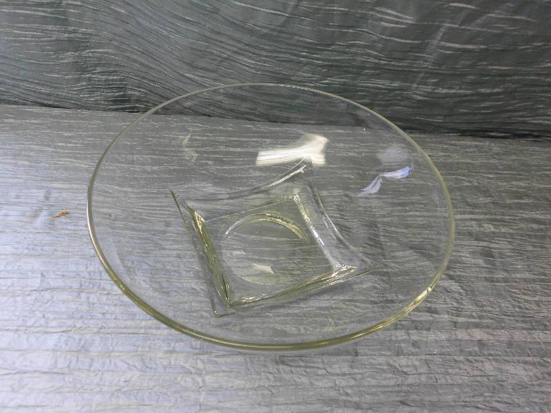 lot 252 image: GLASS BOWL