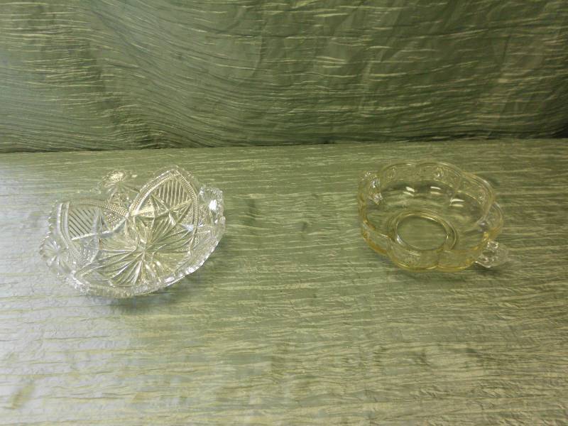 lot 253 image: VINTAGE GLASS BOWLS