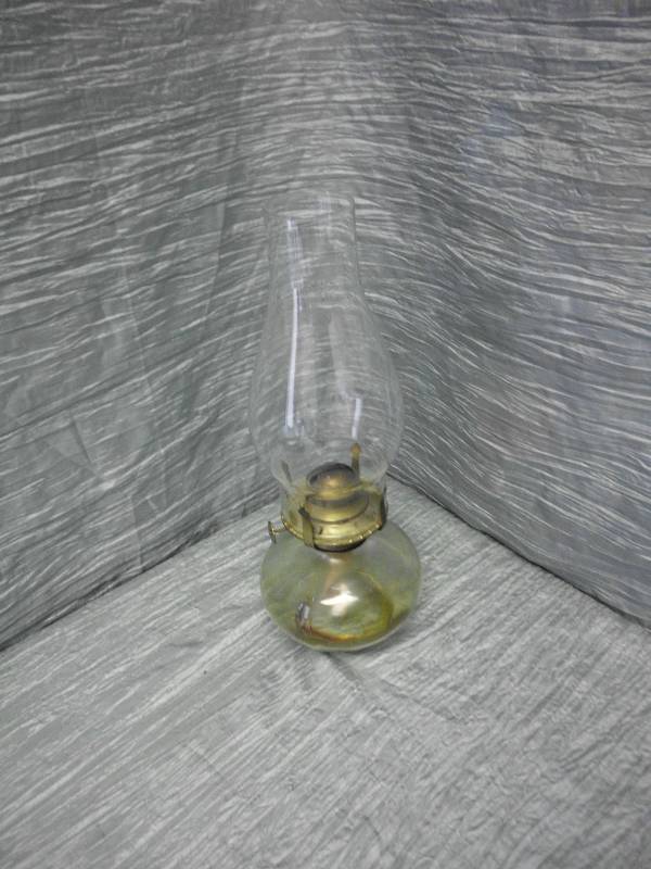 lot 254 image: KEROSINE LAMP