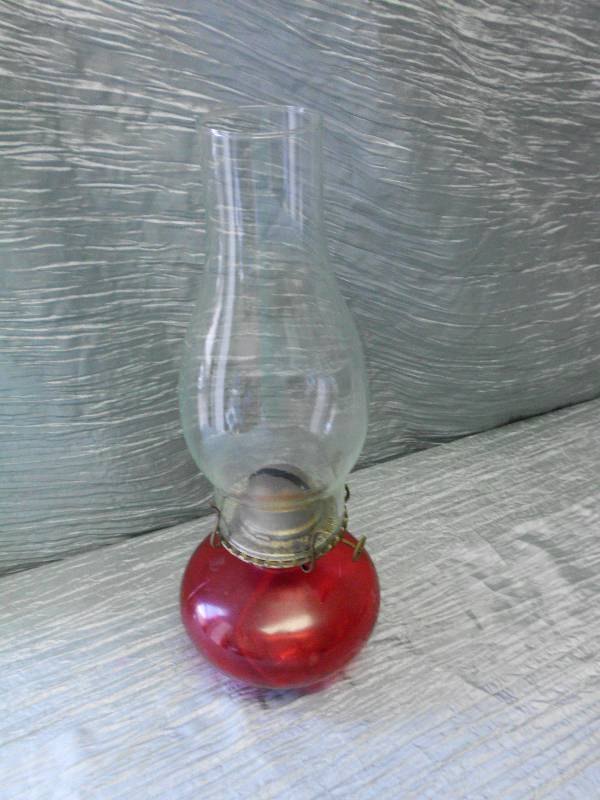 lot 257 image: KEROSINE LAMP