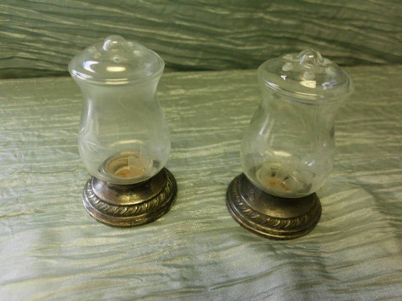 lot 261 image: SILVER SALTPEPPER SHAKERS