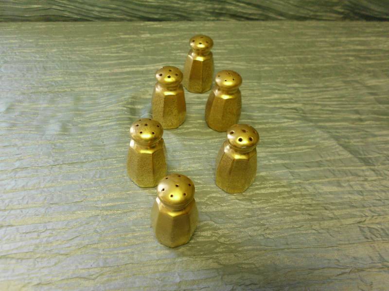 lot 269 image: GOLD CERAMIC SALTPEPPER SHAKERS