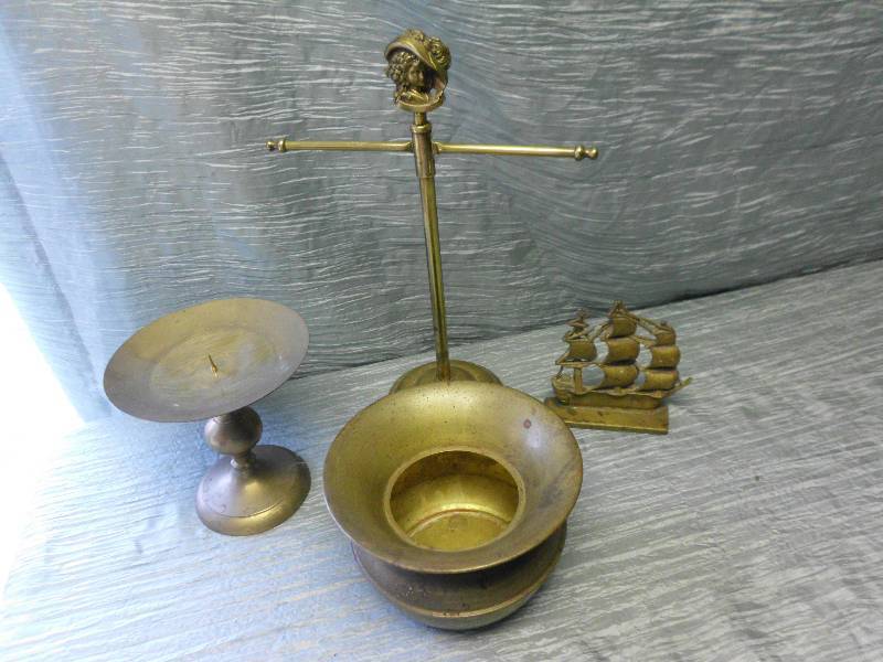 lot 270 image: BRASS LOT