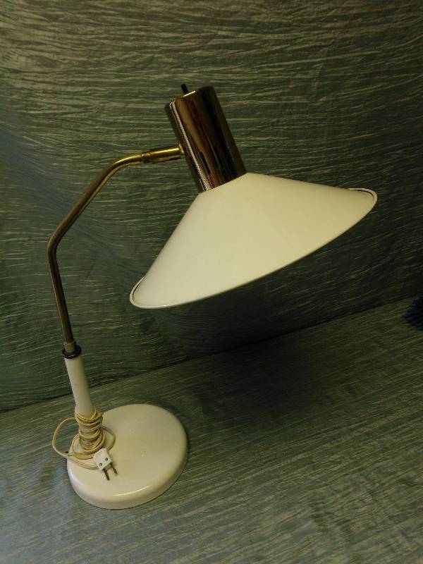 lot 271 image: VINTAGE TABLE LAMP